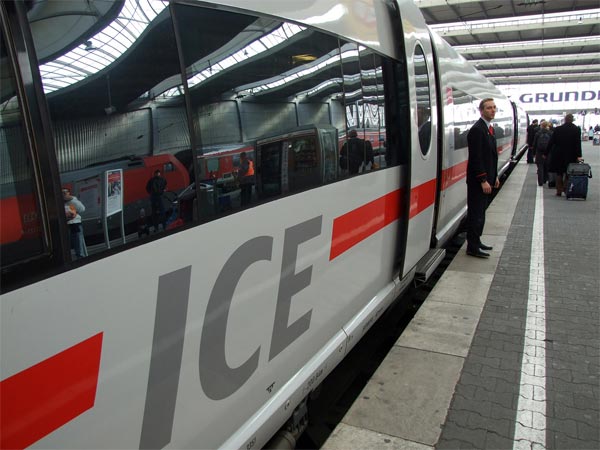 Tren ICE en la estación de Berlín, Alemania. (Foto Flickr de tossmeanote)