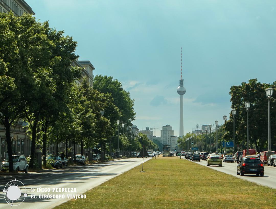 Fernsehturm desde la larguísima Karl Marx Allee, en el antiguo Berlín Este. ©Iñigo Pedrueza.